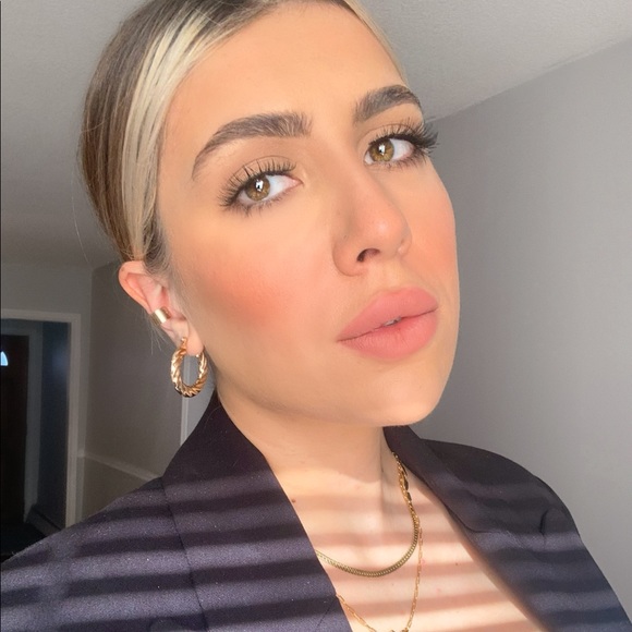 Meet your Posher, Celina - Picture 1 of 1